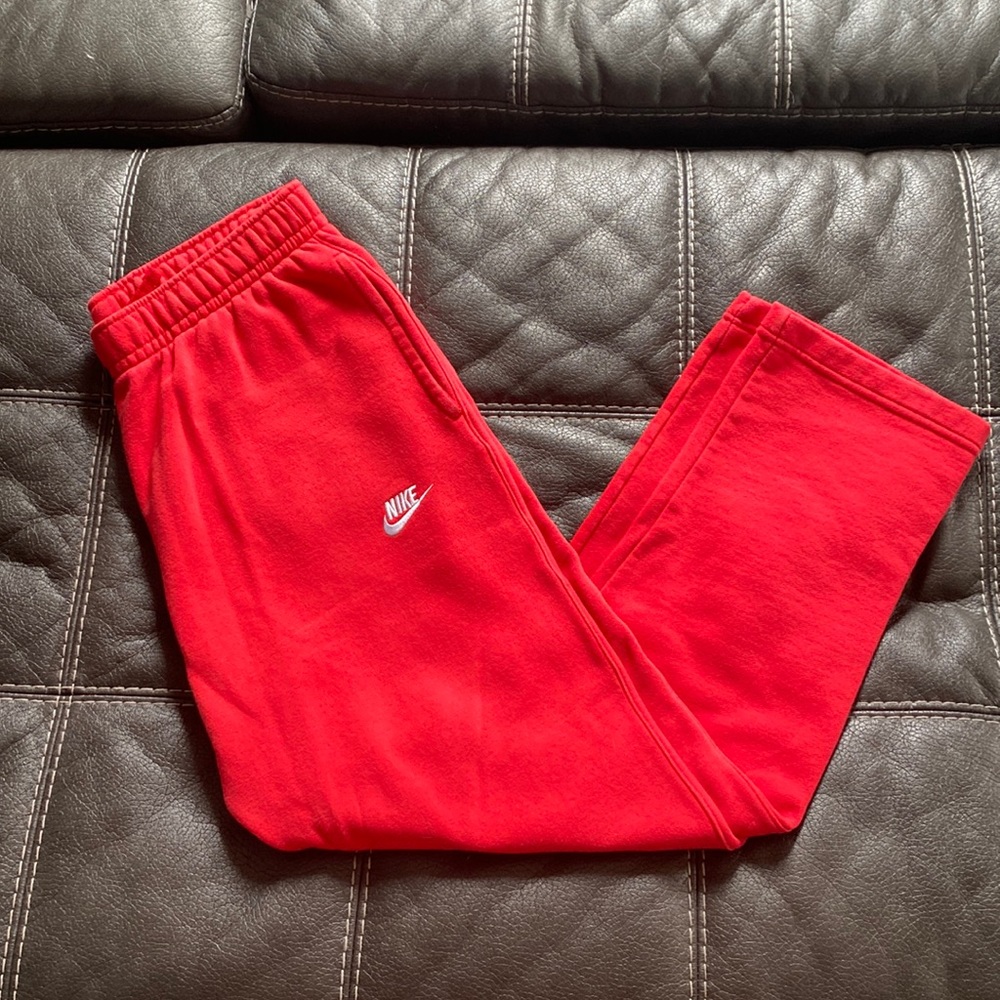 Nike Men’s Red Club Fleece Sweatpants - Picture 1 of 8